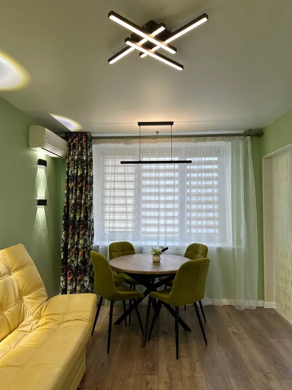 Красивая трех-комнатная квартира с дизайнерским ремонтом