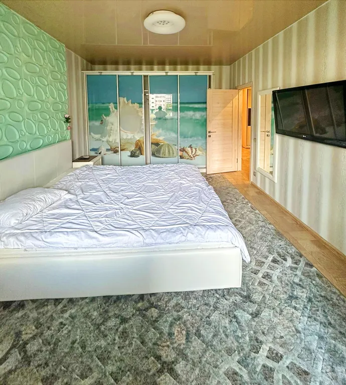 Трёхкомнатная квартира с большой кухней-гостиной возле Биг Вуд