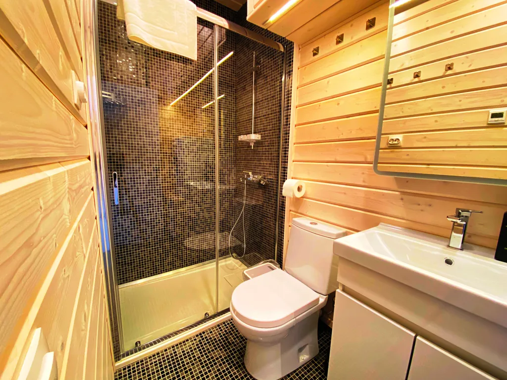 Новый комфортабельный дом для отдыха на берегу лесного озера