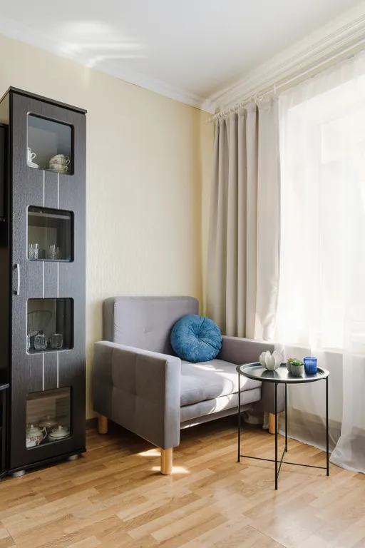 Широкая кровать и балкон для отдыха