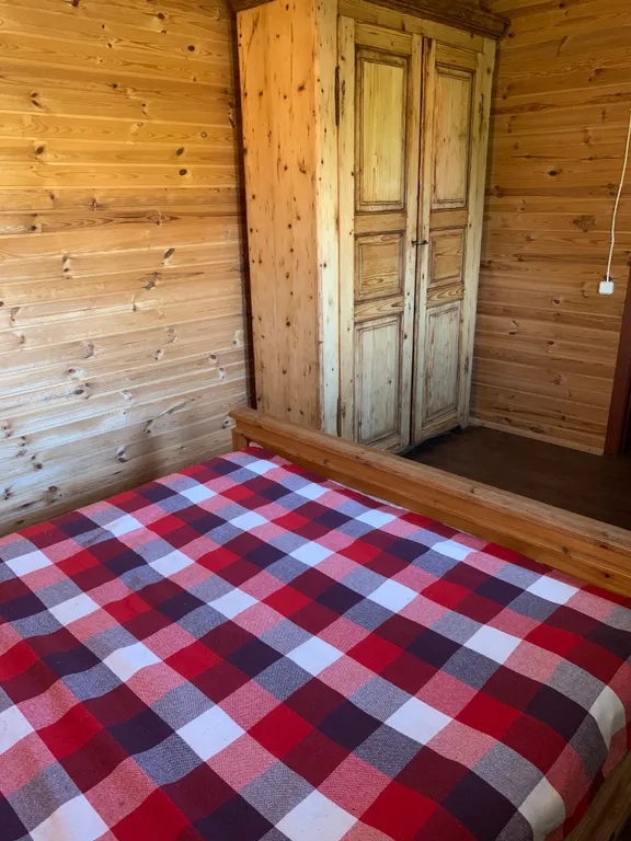 Усадьба Медвежий угол в лесу на берегу озера