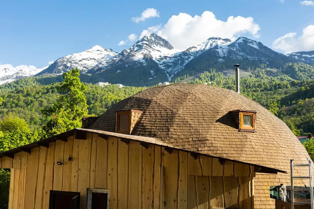 Купольный дом для большой компании с шикарным фруктовым садом