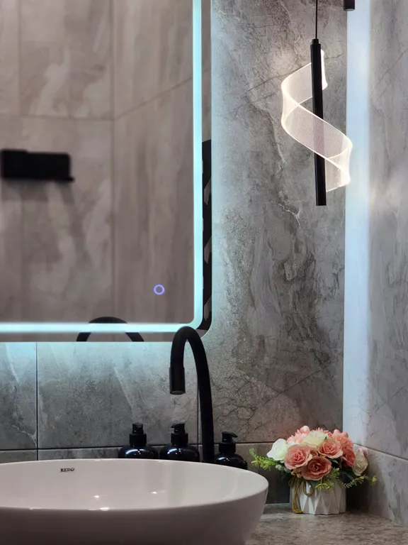 Просторная студия для четырёх человек