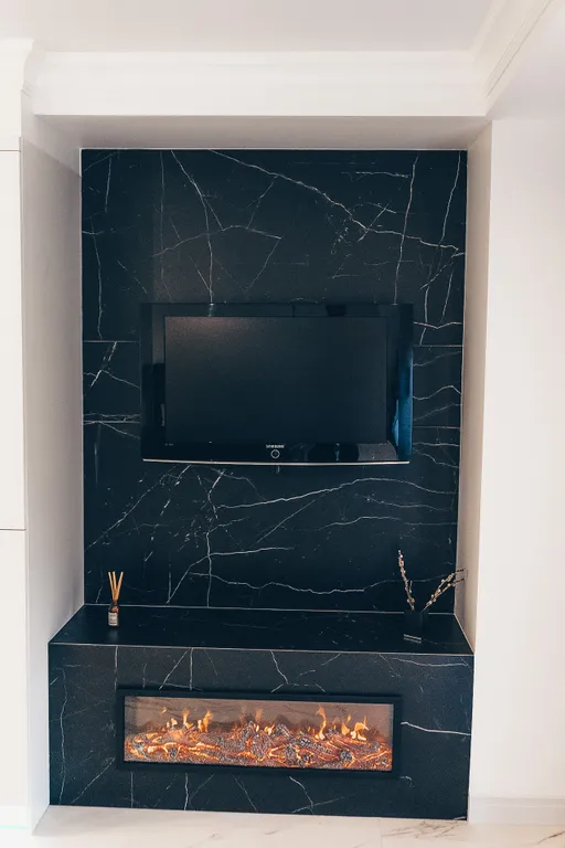 Стильная студия с ванной у панорамного окна и видом на горы