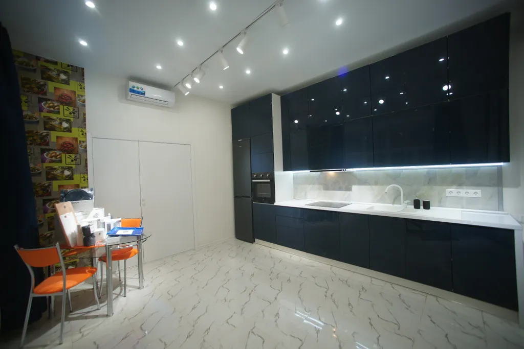 Апартаменты 1 - тёмно-синий металлик в фасадах кухни, белые интерьеры