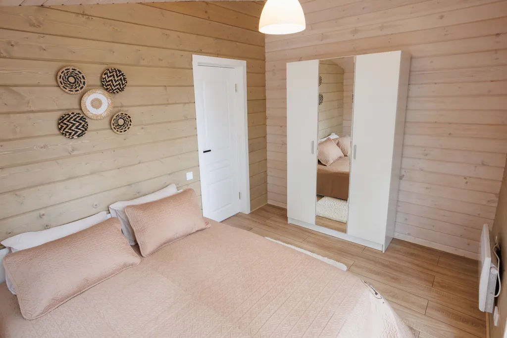 Красивый дом в ёлках