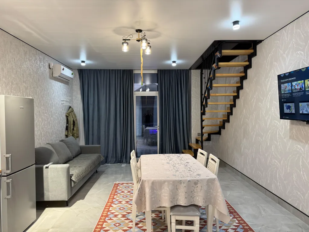 Шикарный дом с бассейном на берегу