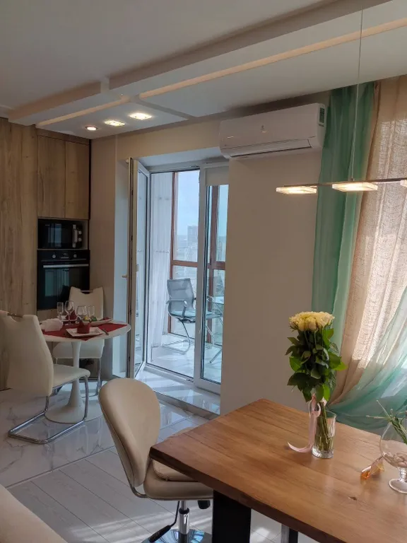 Студия с панорамной лоджией в центре города