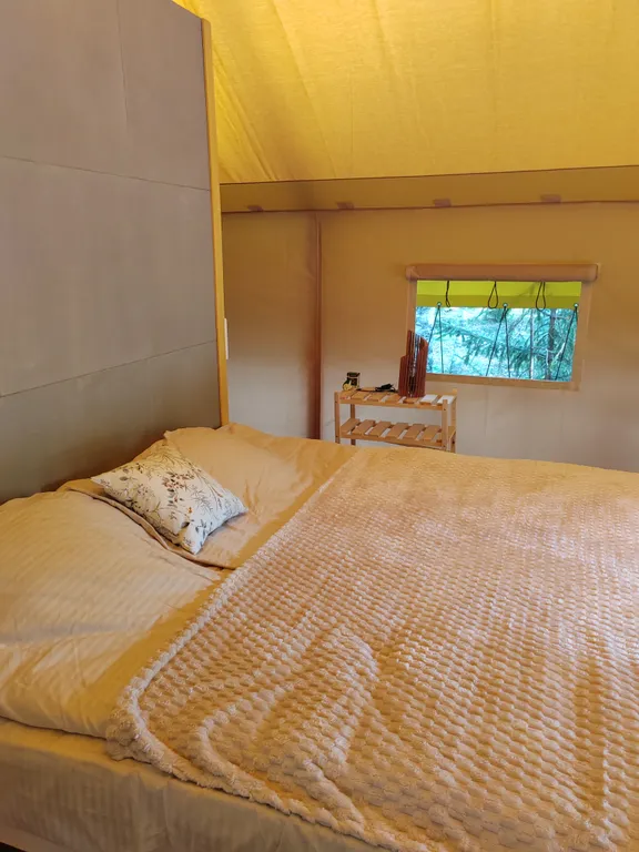 Сафари тент с живописным видом на реку