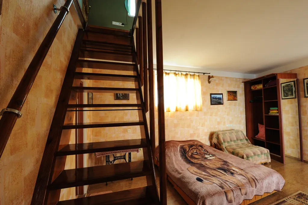 Дом с балконом, видом на море у пляжа и Воронцовского дворца