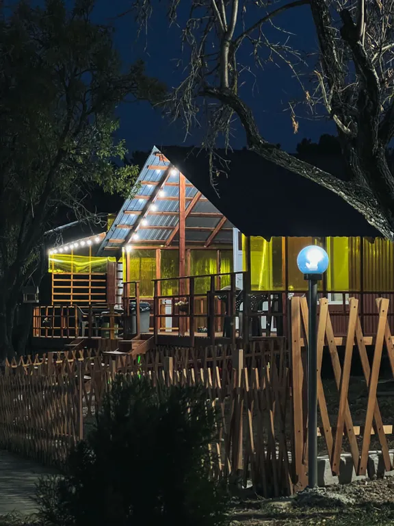 Уютный домик видом на город Дербент 5000 лет и на крепость Нарын-кала