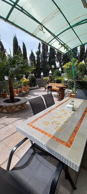 Частный дом с территорией