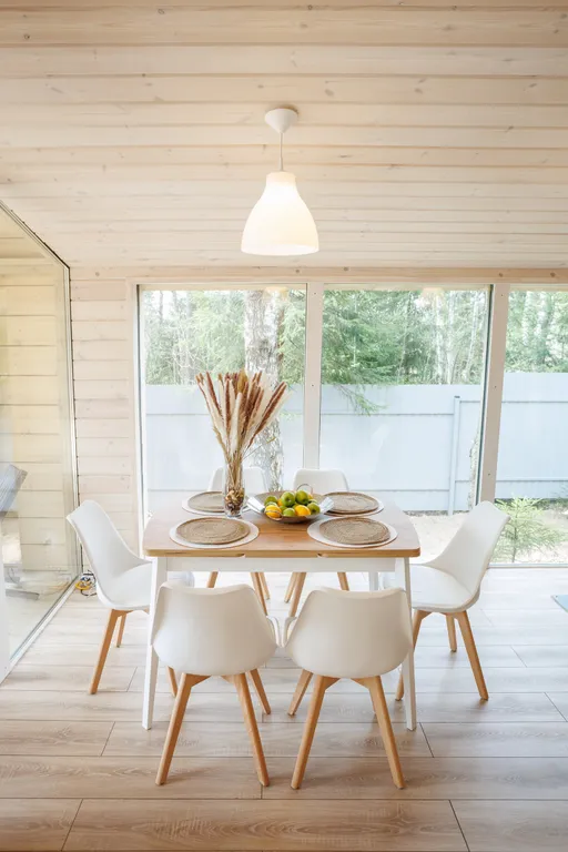 Красивый дом в ёлках