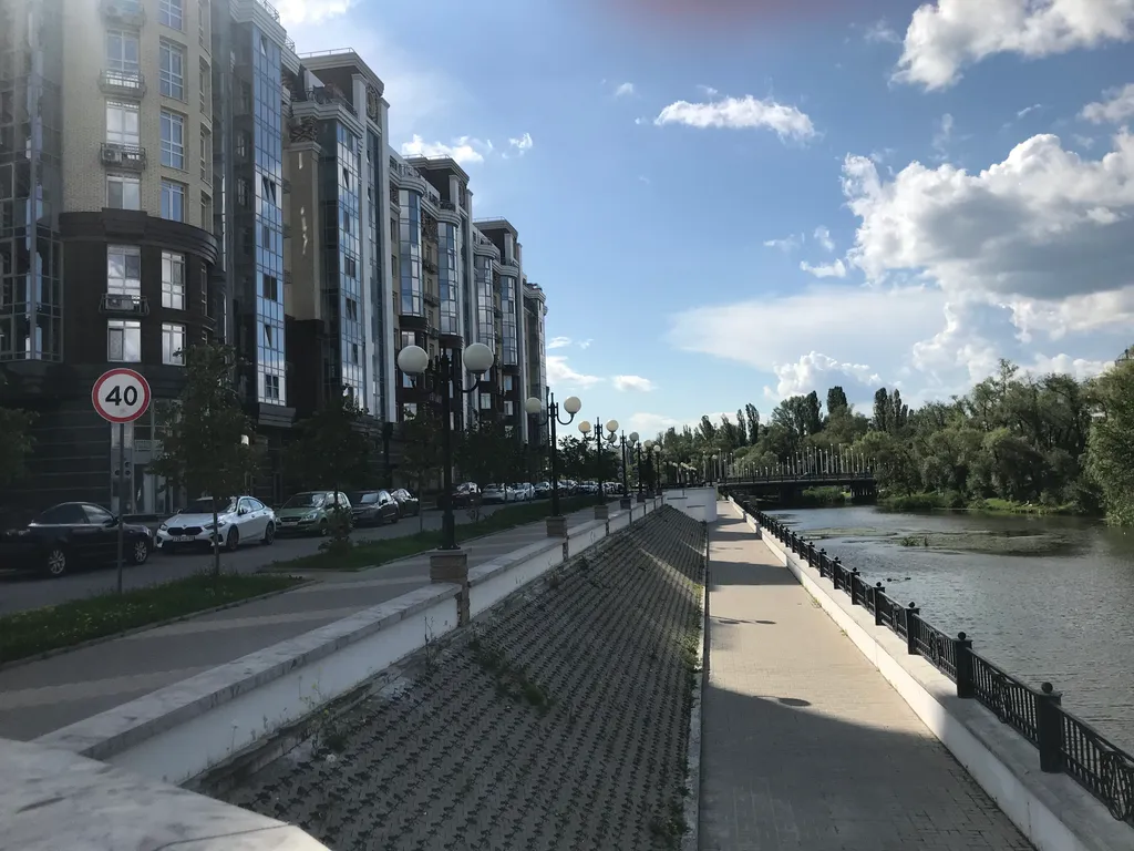 Апартаменты в ЖК Париж, центр. Парк Победы! Вода горячая есть.