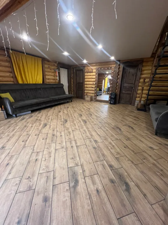 Деревянный дом с бассейном