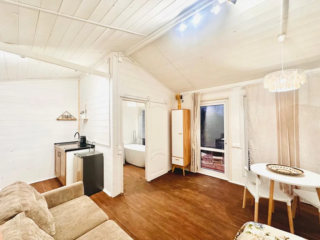 Амбаркаса iva - дом с ванной у окна