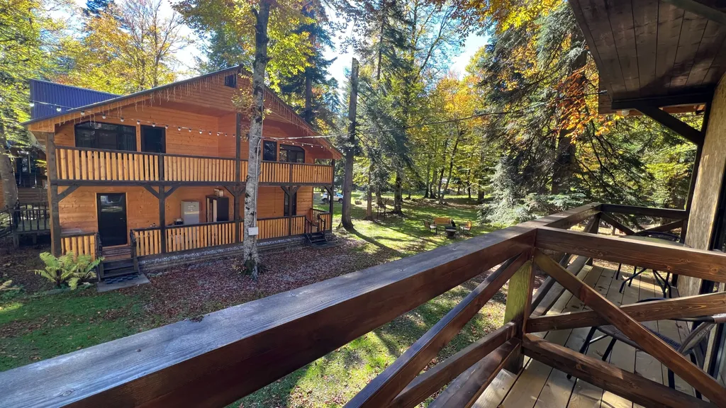 Уютный коттедж на большую компанию в лесу