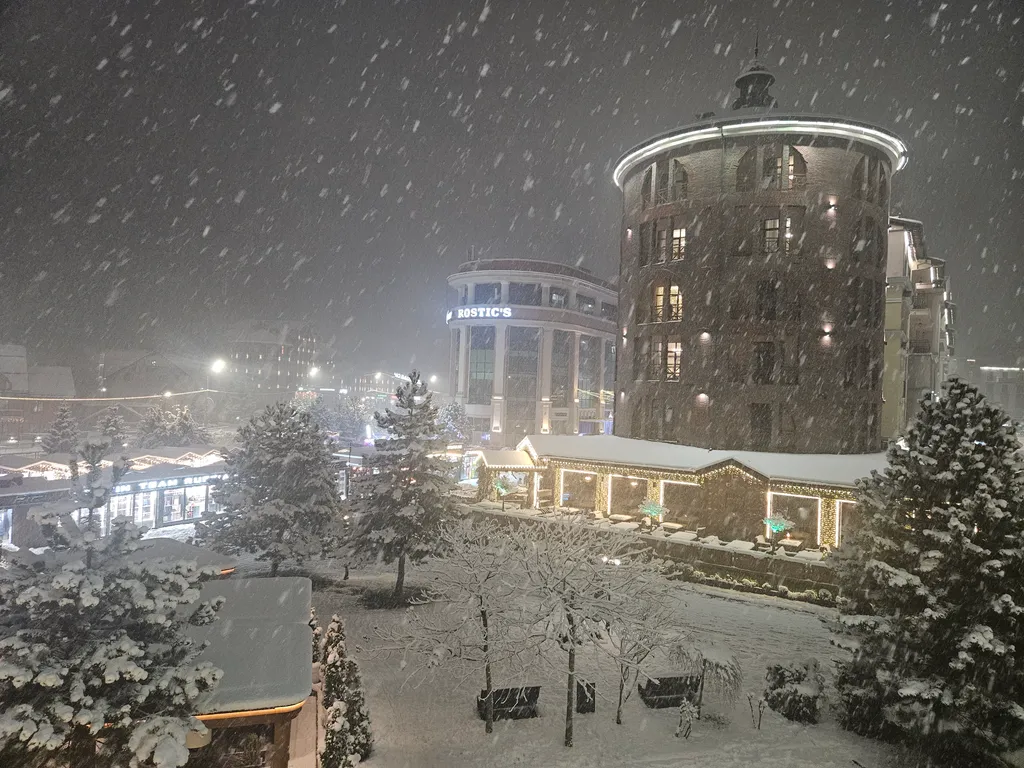 Апартаменты комфорт+ 2 спальни, 3 балкона, виды на город, реку и горы