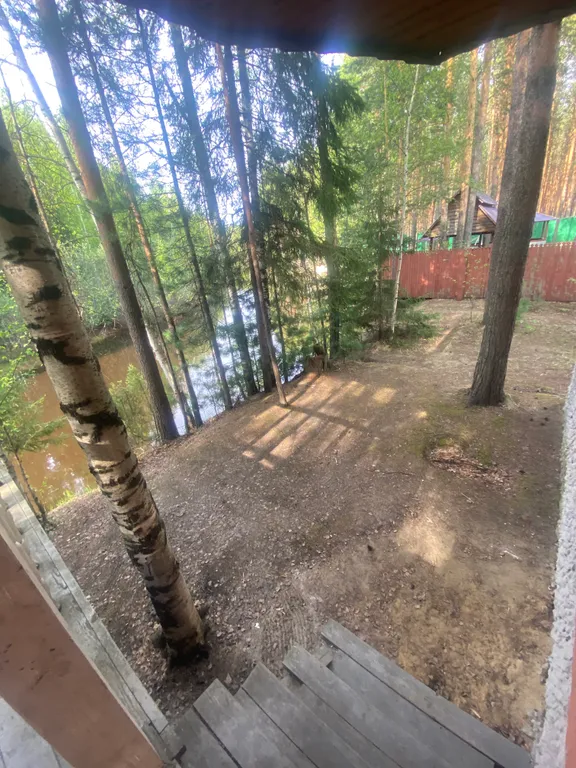 Уютный домик на берегу реки