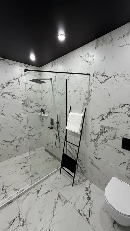 Домик с панорамной ванной в лесу