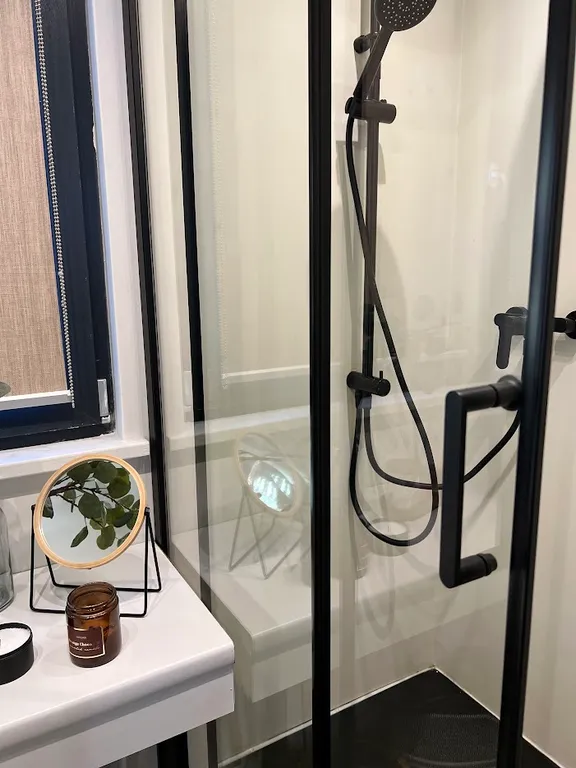 Уютный сканди-домик с видом на лес