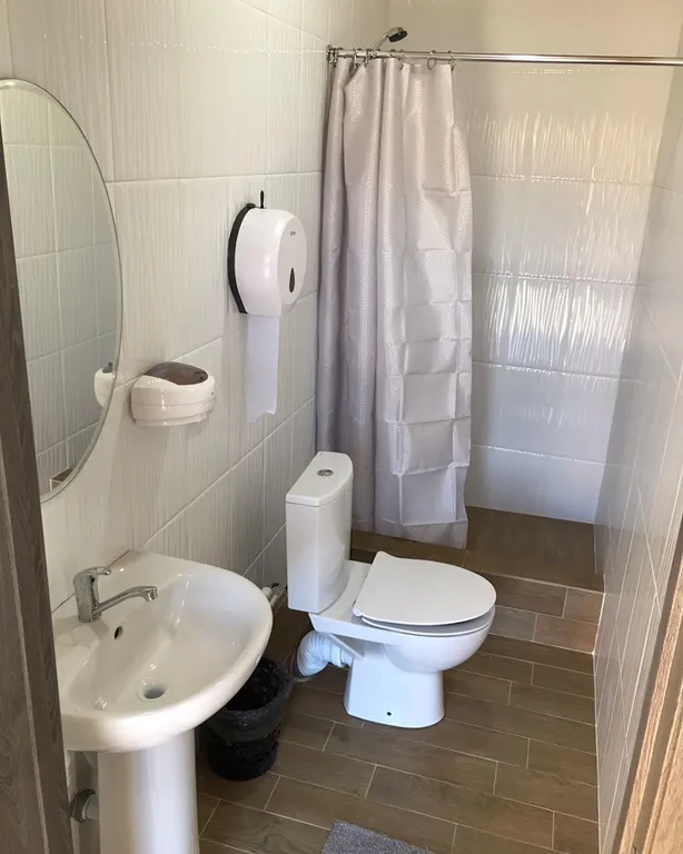 Дом на берегу реки с бассейном и видом