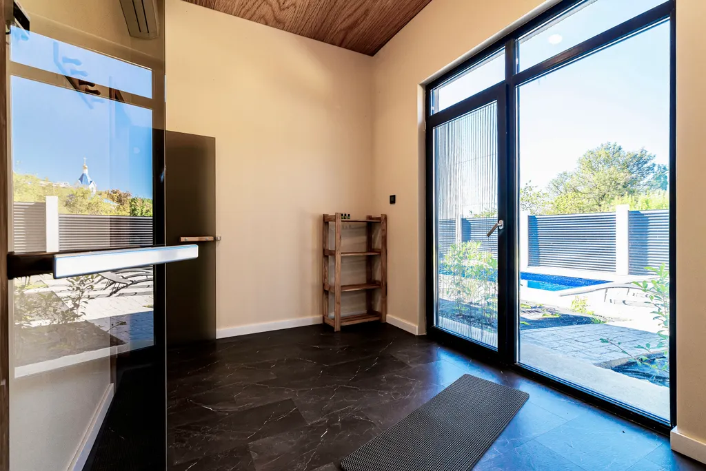 Стильный дом с теплым бассейном и сауной