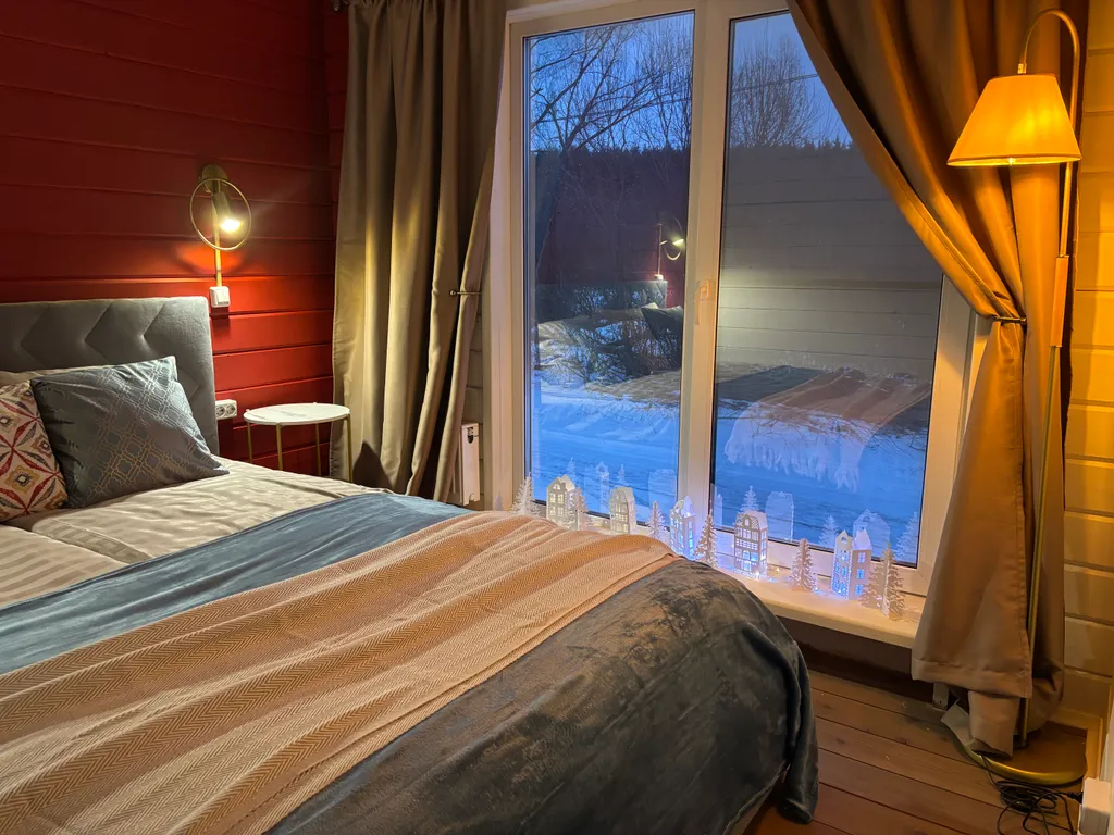 Яркий дом с ванной у панорамного окна