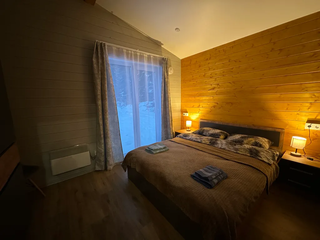 Дом с панорамными окнами в лес