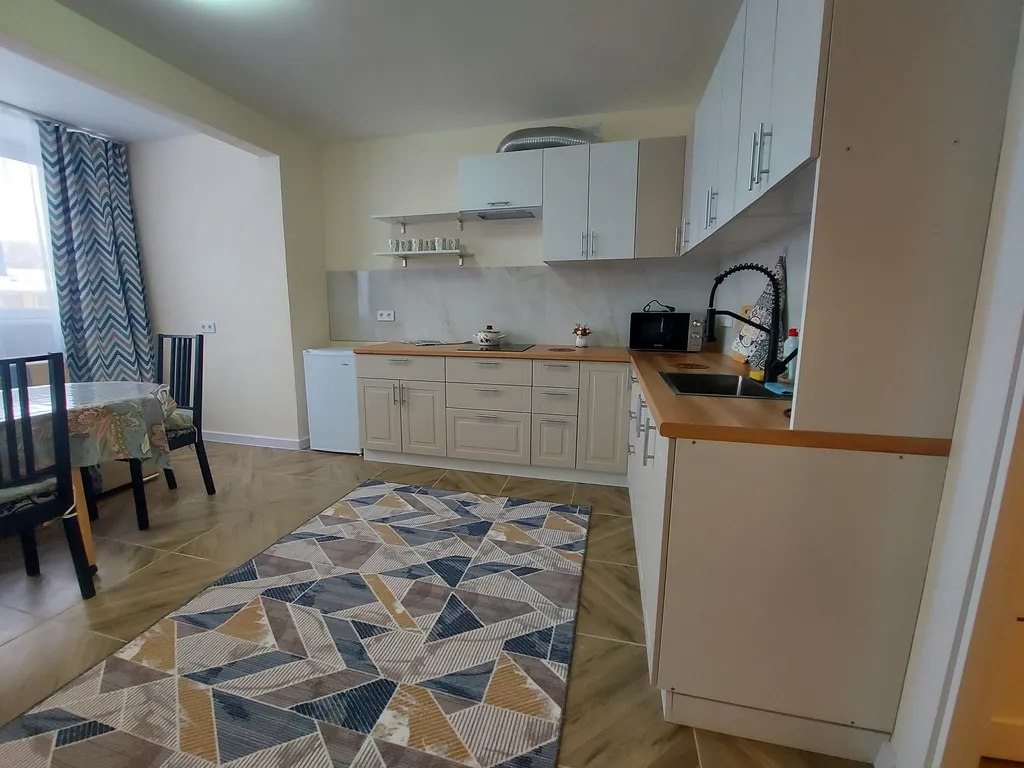 Благоустроенная двухкомнатная квартира рядом с монастырем