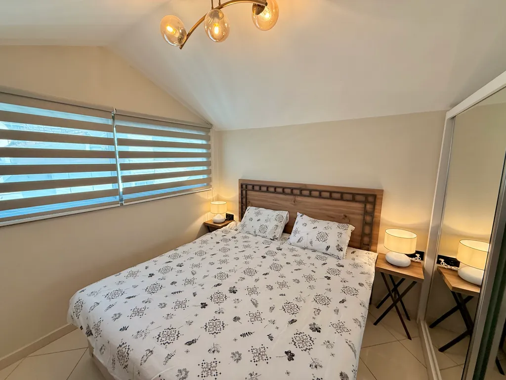 Двухуровневые апартаменты с видом на море и горы