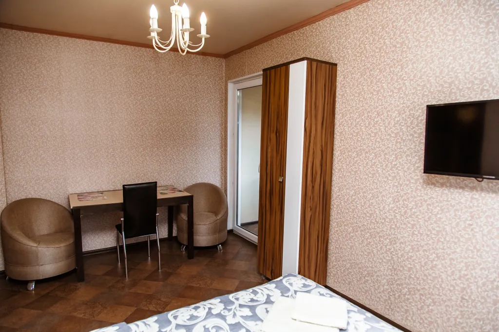 Двухкомнатный люкс с балконом с одной большой кроватью и диваном