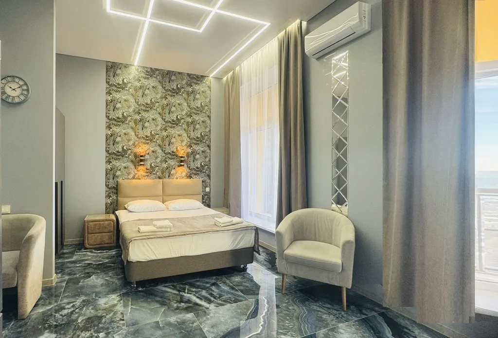 Студия скай класса в стиле модерн с панорамным видом на город