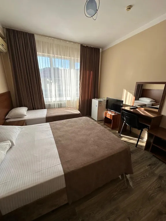 Трёхместный номер с удобствами и балконом