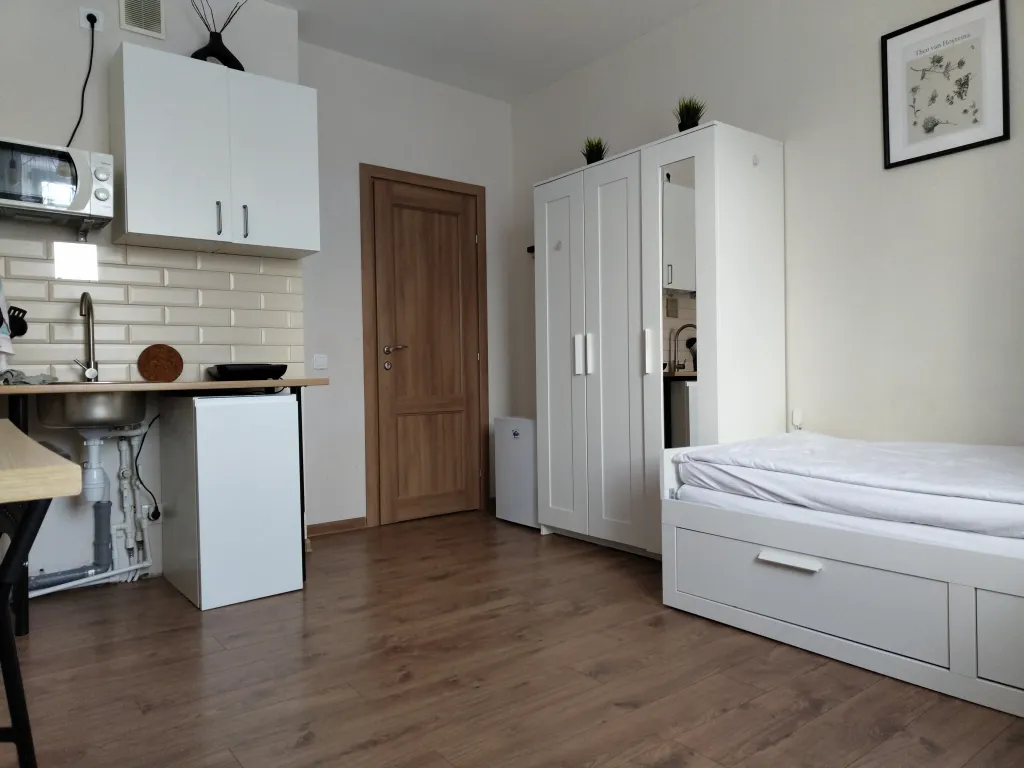 Уютная комната-студия у церкви на холме