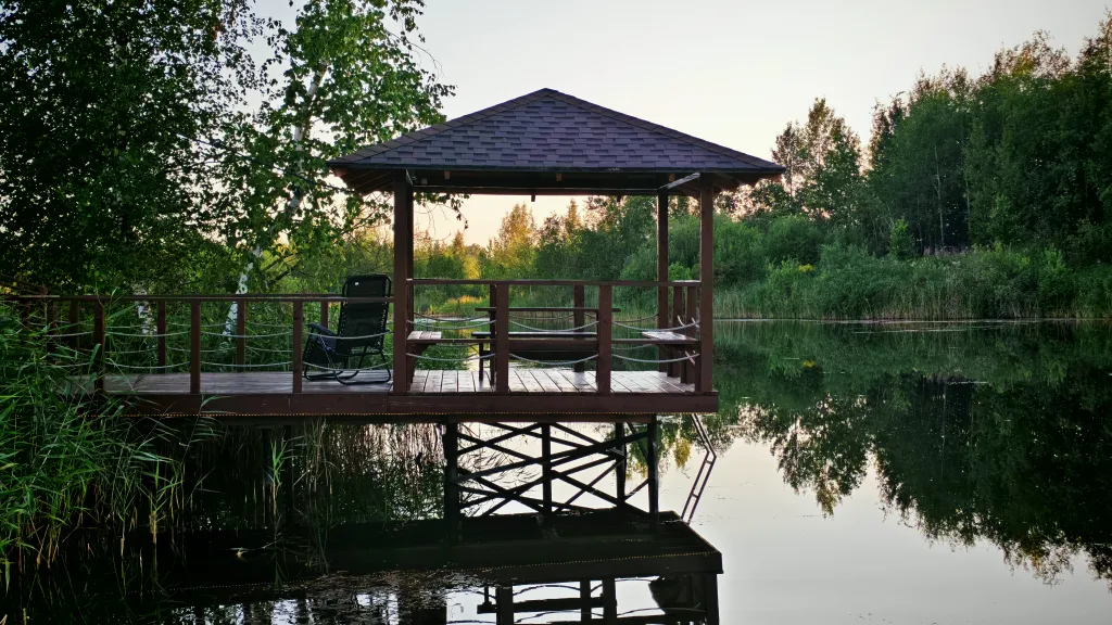 Дома и бани на берегу озера