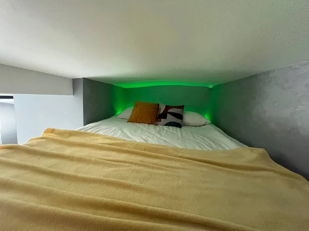 Квартира Квартира Уютная студия Neon Feather в 8 минутах на метро от самого центра — Москва
