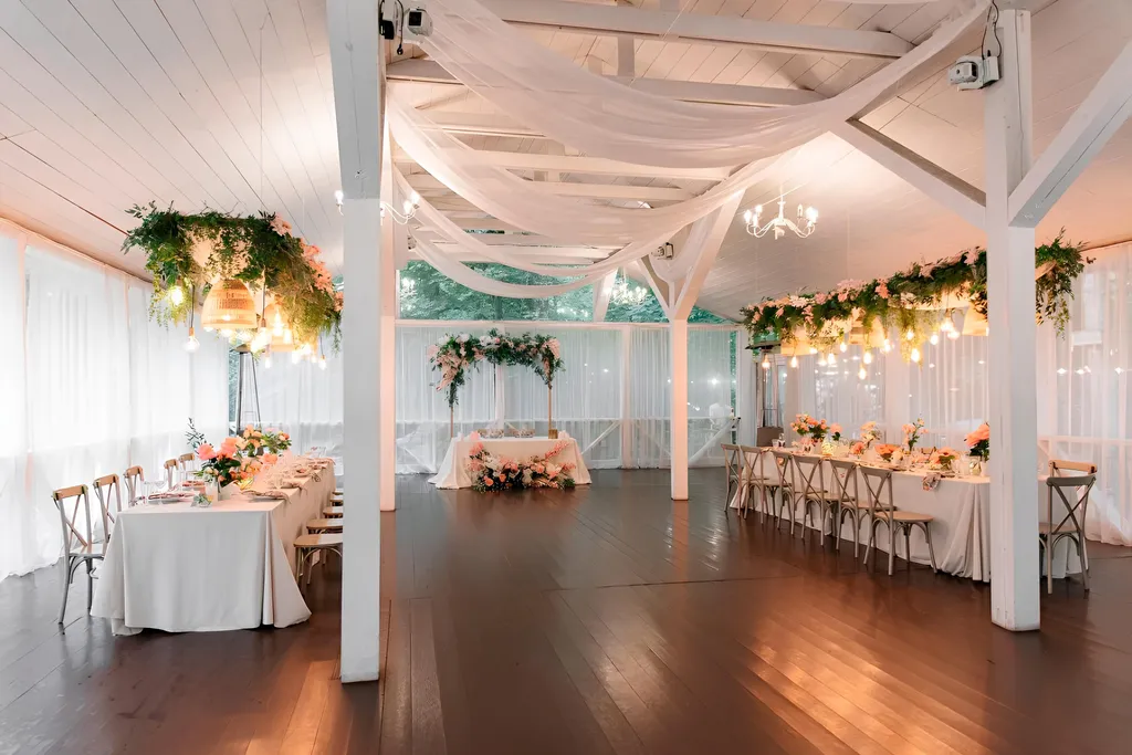 Белоснежная веранда и усадьба