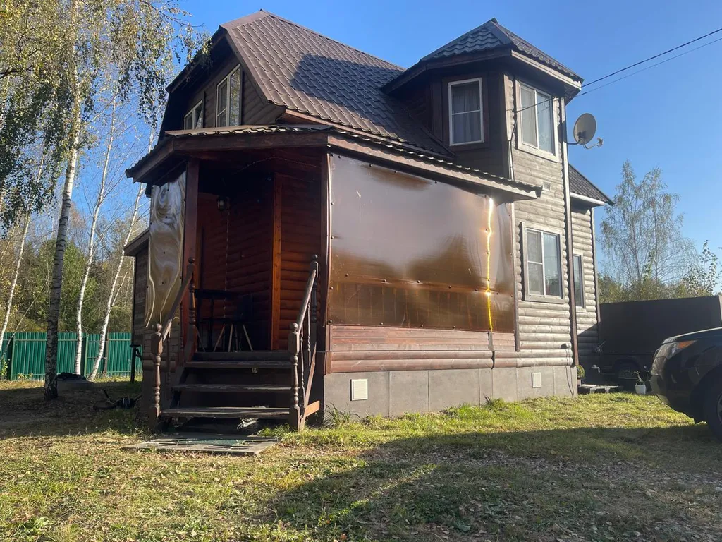 Загородный дом с беседкой