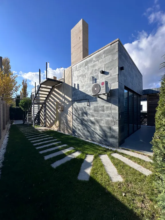 Вилла с бассейном среди виноградников Балаклавы