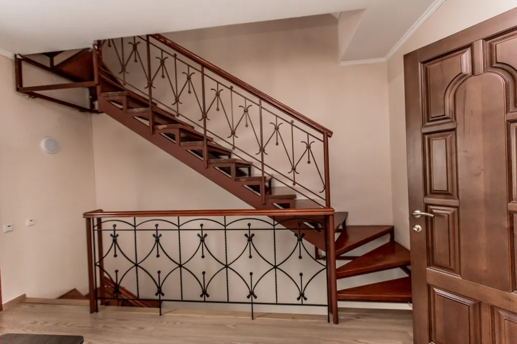 Трёхэтажный таунхаус в живописном месте с большим садом