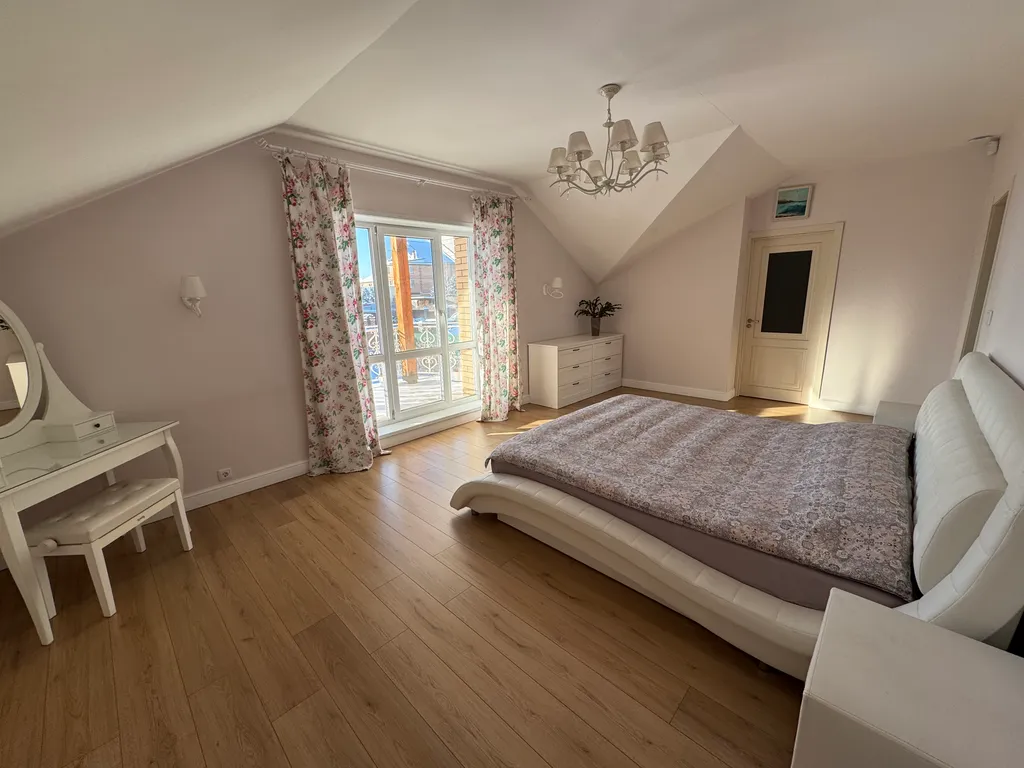 Дом на берегу залива в черте города