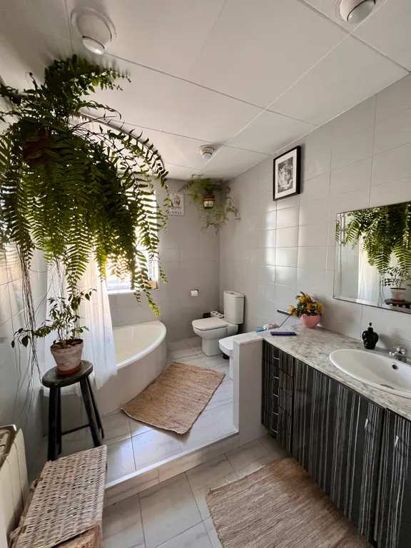 Комната в просторной квартире рядом с парком Монтжуик