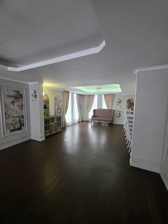 Загородный дом с бассейном и банкетным залом