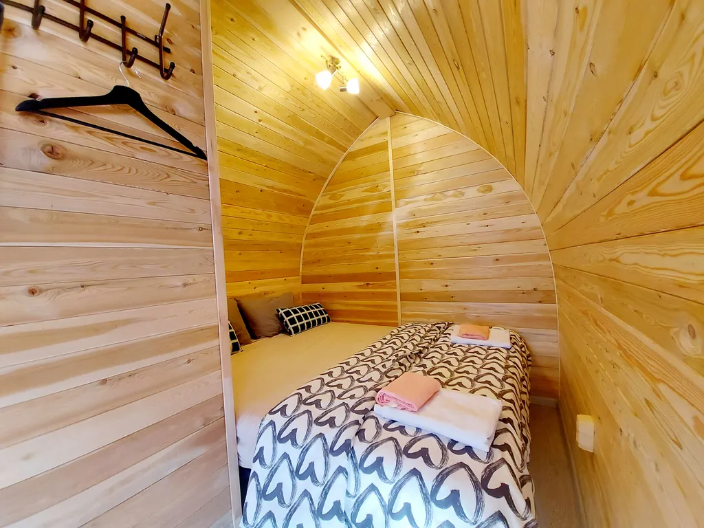 Уютный кемпинг среди леса с видом на горы