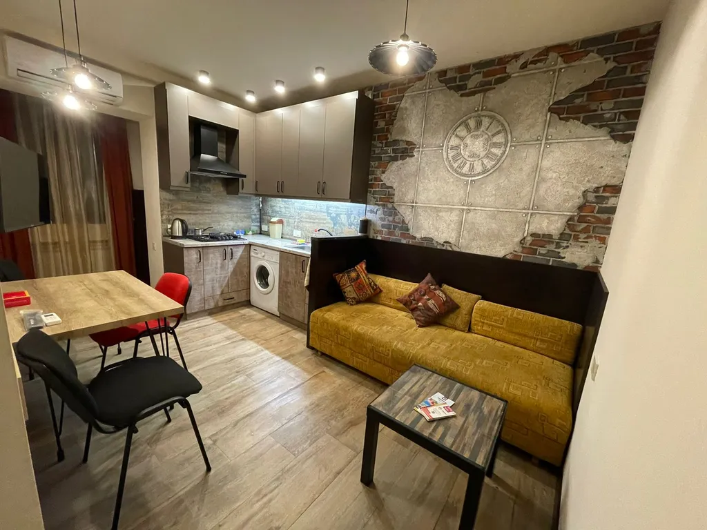 Просторная, светлая квартира с двумя спальнями, малый центр