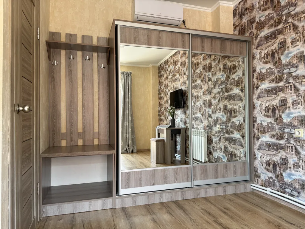 Солнечный номер для двоих с видом на цветочный дворик