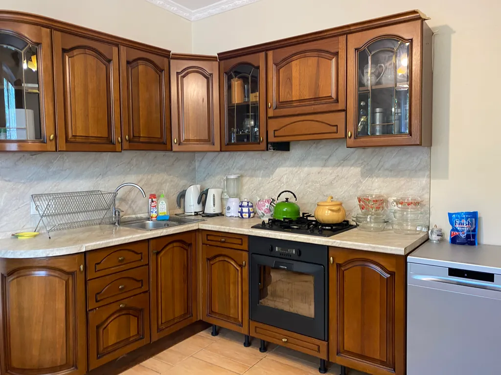 Дом с елкой и снеговиком, за домом манеж с лошадьми