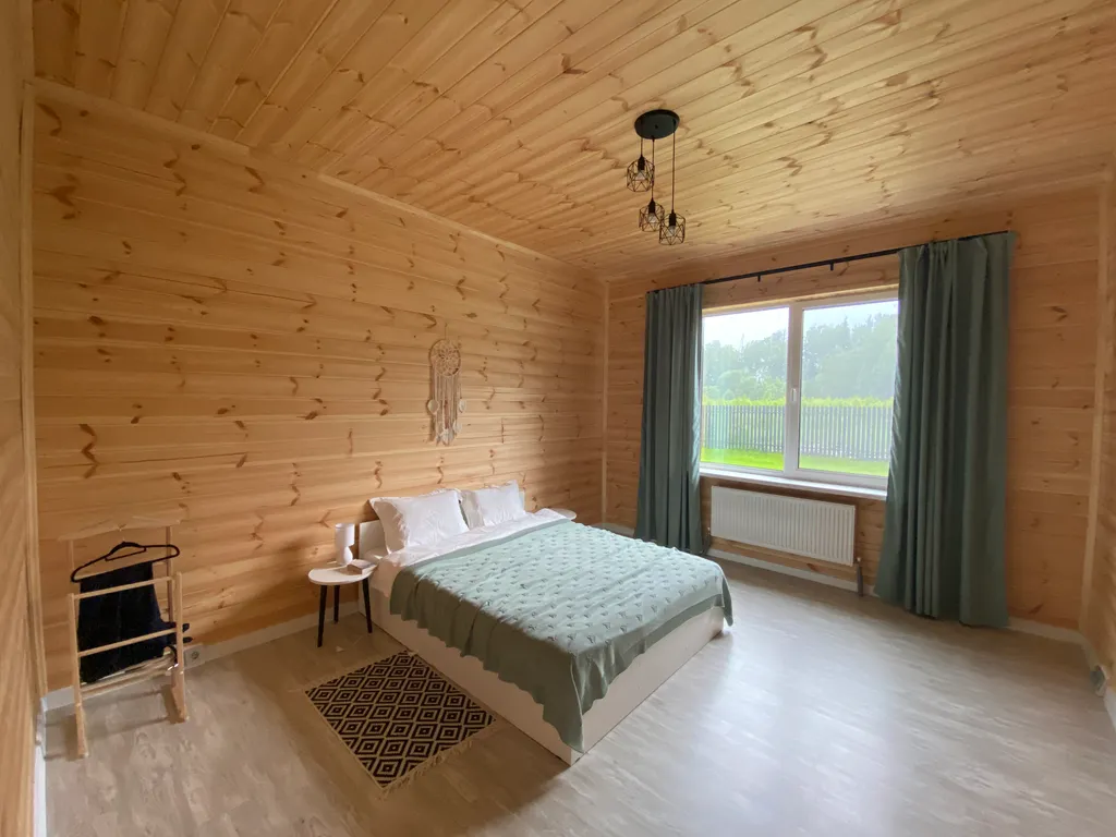 Домик у воды в окружении леса