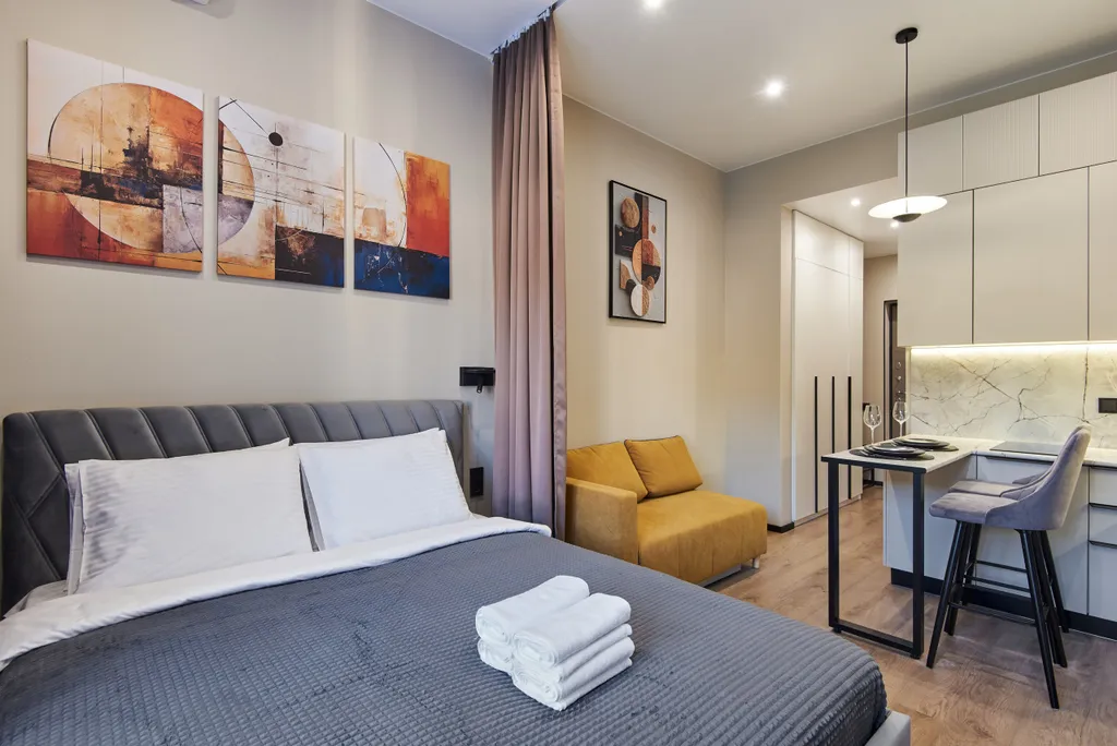 Студия для трех гостей